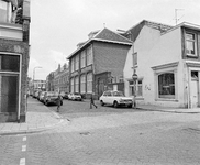858400 Gezicht in de Bouwstraat te Utrecht, vanaf de kruising met de Bekkerstraat, uit het noordwesten, met in het ...